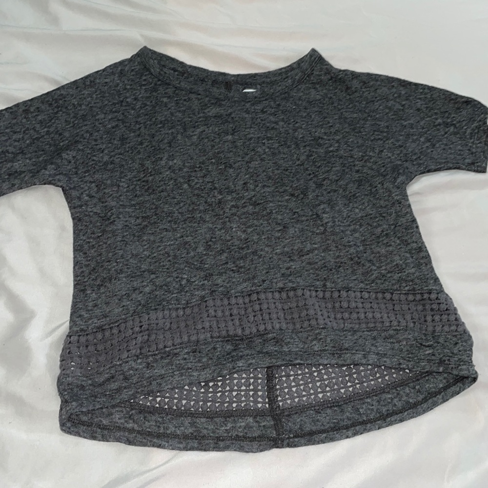 Kids grey Old Navy shirt. It is a size kids US 6-7